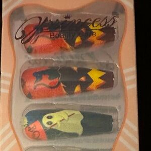 NWT Set of 12 Halloween 🎃 designed nails
